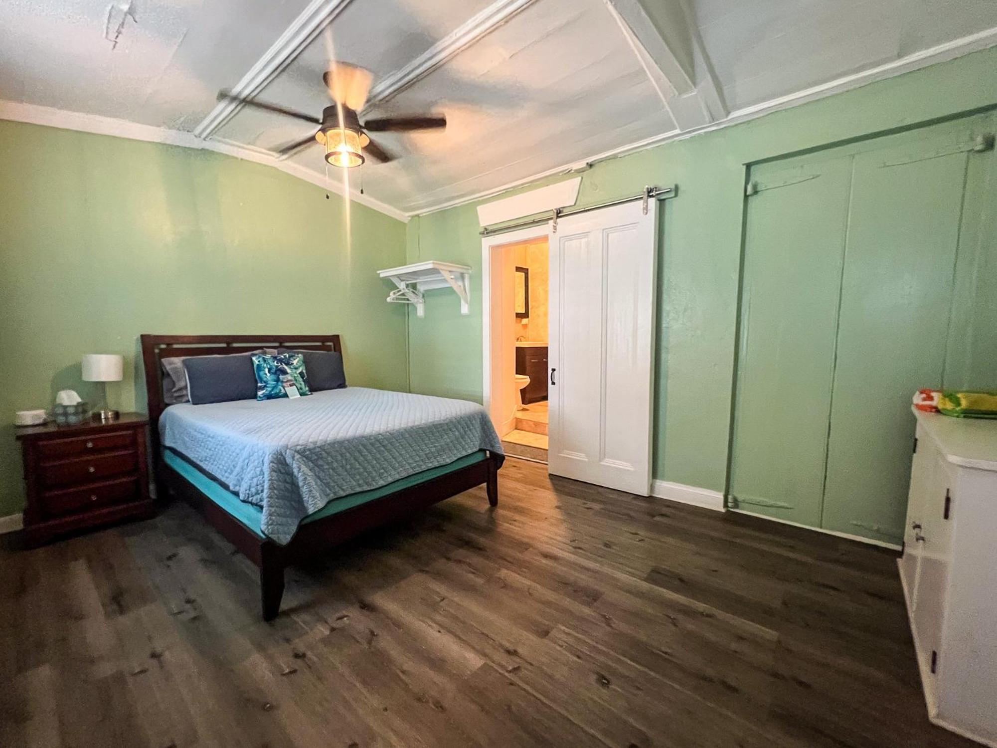 Готель Victoria House Frederiksted Екстер'єр фото